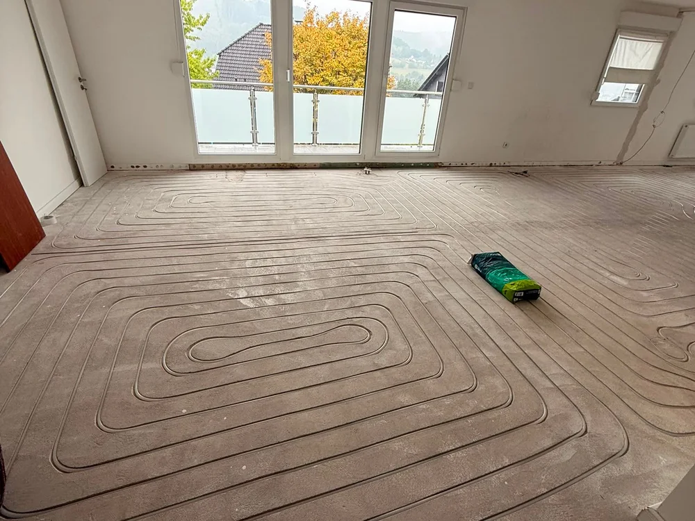 Verlegte Heizrohre in einem Wohnhaus in Bergneustadt