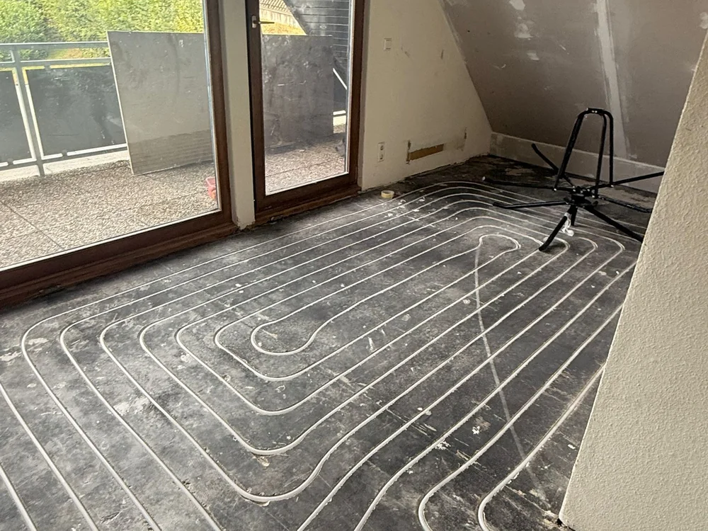 Verlegte Heizrohre in einem Einfamilienhaus in Gummersbach-Derschlag